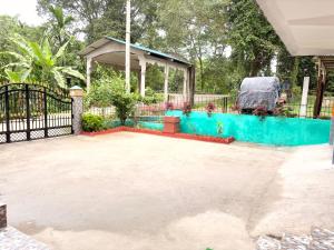 MajuliにあるSugandhalookの青いフェンスとガゼボのあるパティオ