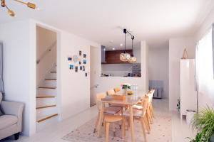 Η κουζίνα ή μικρή κουζίνα στο 鎌倉 江ノ島 新築貸切一戸建て全館浄水システム完備 海近く 江ノ島が見える 露天テラス 無料駐車2台付