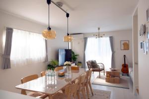 Μια τηλεόραση ή/και κέντρο ψυχαγωγίας στο 鎌倉 江ノ島 新築貸切一戸建て全館浄水システム完備 海近く 江ノ島が見える 露天テラス 無料駐車2台付