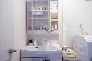 Ένα μπάνιο στο 鎌倉 江ノ島 新築貸切一戸建て全館浄水システム完備 海近く 江ノ島が見える 露天テラス 無料駐車2台付 +97 φωτογραφίες