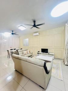 ein Wohnzimmer mit einer Couch und einem Deckenventilator in der Unterkunft Homestay D'Serenia Arina in Kampung Dengkil