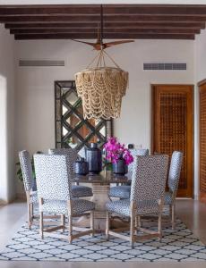 Posezení v ubytování Exquisite 4-Bed Villa with Ocean Lake Views