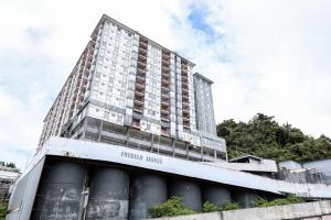 un immeuble de grande hauteur sur lequel on peut lire « hôtel loué ». dans l'établissement FAMILY Unit Emerald Avenue 5-06, à Brinchang