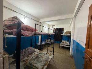 Ένα ή περισσότερα κρεβάτια σε δωμάτιο στο Tawang Hostel and Bike rent