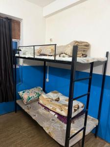 Ένα ή περισσότερα κρεβάτια σε δωμάτιο στο Tawang Hostel and Bike rent