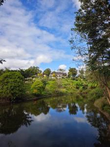 ein Haus auf einem Hügel neben einem Fluss in der Unterkunft The Moon Rabbit Resort Pai in Pai