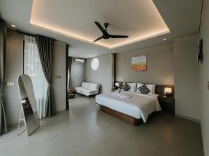 a bedroom with a bed and a ceiling fan at Nusari Villa Ubud in Ubud +6 photos