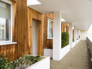 un pasillo de un edificio con una pared de madera en Adagio Grenoble Centre, en Grenoble