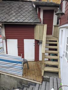 une maison avec un escalier menant à un garage dans l'établissement Cozy bedroom & basement with amenities, à Odda