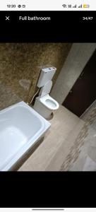 Bild eines Badezimmers mit WC in der Unterkunft Seaface Bldg1BHK Luxe service flat, Mumbai in Mumbai