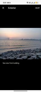 Seaface Bldg1BHK Luxe service flat, Mumbai في مومباي: شاشة تلفزيون مع صورة للمحيط