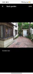 Seaface Bldg1BHK Luxe service flat, Mumbai في مومباي: صورة لحديقة خلفية مع قفص طيور