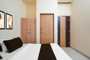 Ένα ή περισσότερα κρεβάτια σε δωμάτιο στο Hotel O Kukas Bus Terminal Formerly Stoneleaf Retreat