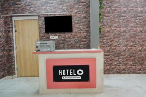 Μια τηλεόραση ή/και κέντρο ψυχαγωγίας στο Hotel O Kukas Bus Terminal Formerly Stoneleaf Retreat