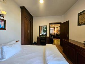 Una cama o camas en una habitación de Sagarmatha Apartment Hotel