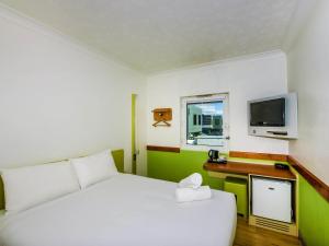 Postel nebo postele na pokoji v ubytování ibis Budget Brisbane Airport + 45 fotografií