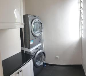 楠泰尔Appartment proche arena et la defense的客房内的烘干机和洗衣机