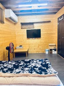 Μια τηλεόραση ή/και κέντρο ψυχαγωγίας στο 喔我知道了民宿 可查詢官網訂房