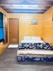 Ένα ή περισσότερα κρεβάτια σε δωμάτιο στο 喔我知道了民宿 可查詢官網訂房