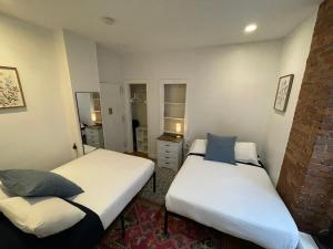 two beds in a small room withermottermottermottermott at Nest Aparthotel Broadway in New York