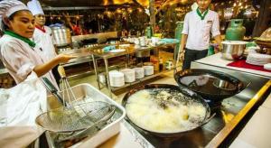 un grupo de chefs en una cocina preparando comida en Phi Phi Banyan Villa, en Islas Phi Phi