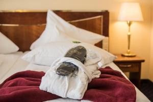 Postel nebo postele na pokoji v ubytování Göbel`s Hotel Quellenhof
