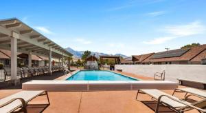 Bazén v ubytování Best Western Frontier Motel nebo v jeho okolí