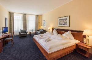 Postel nebo postele na pokoji v ubytování Göbel`s Hotel Quellenhof