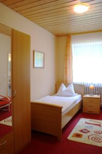 a bedroom with a bed and a window at Gasthof Hotel Schwarzes Roß in Bad Berneck im Fichtelgebirge