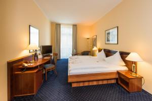 Postel nebo postele na pokoji v ubytování Göbel`s Hotel Quellenhof