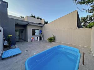 una piscina frente a una casa en Casa aconchegante piscina, en Matinhos