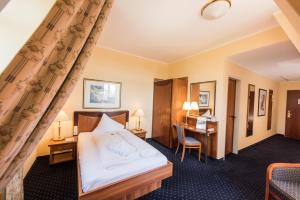 Postel nebo postele na pokoji v ubytování Göbel`s Hotel Quellenhof