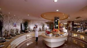 un chef se tient dans le hall d'un hôtel dans l'établissement Changzhou Fudu Qingfeng Garden Hotel, à Changzhou