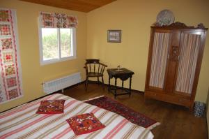 1 dormitorio con cama, mesa y ventana en Casa de las Flores Sober Ribeira Sacra en Sober