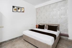 une chambre avec un grand lit dans une pièce dans l'établissement Hotel O City Park Kota Formerly Oxyluxe, à Kota 21 autres photos