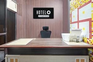 un comptoir de réception avec une enseigne d'hôtel au mur dans l'établissement Hotel O City Park Kota Formerly Oxyluxe, à Kota