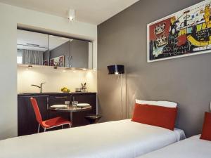 Un pat sau paturi într-o cameră la Aparthotel Adagio Marseille Timone