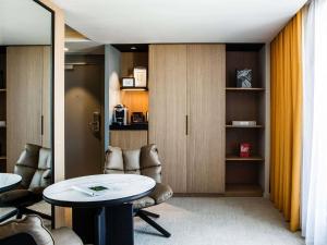 a meeting room with a table and chairs and a table at Mercure Paris 17 Batignolles in Paris +93 photos