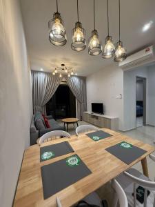 Et tv og/eller underholdning på Cozy Stylish Iconic Regency #FTZ#Queensbay#Airport