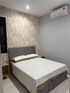 En eller flere senge i et værelse på Cozy Stylish Iconic Regency #FTZ#Queensbay#Airport + 14 billeder