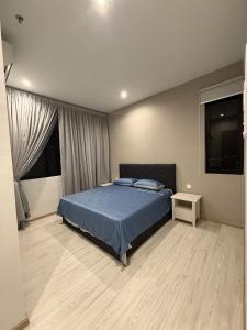 En eller flere senge i et værelse på Cozy Stylish Iconic Regency #FTZ#Queensbay#Airport