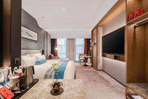 TV a/nebo společenská místnost v ubytování Ningbo East Shipu Hotel