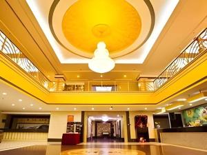 un hall d'hôtel avec un plafond jaune dans l'établissement Kui Chong Holiday Hotel, à Tongshi