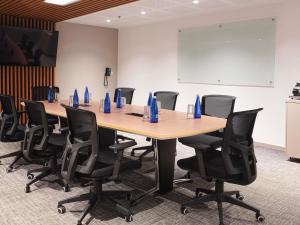 una sala de conferencias con una mesa larga y sillas en ibis Barranquilla, en Barranquilla