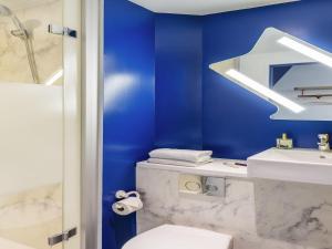 Koupelna v ubytování ibis budget Paris Clichy Mairie + 78 fotografií