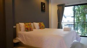 Postel nebo postele na pokoji v ubytování Sabai @ Chumphae Hotel