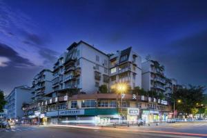 a large apartment building at night with a street at 7 Days Inn Ya'an Langqiao Pedestrian Street Center in Ya'an