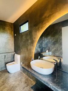 Ένα μπάνιο στο 1818 UVA +62 φωτογραφίες