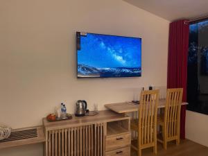 Μια τηλεόραση ή/και κέντρο ψυχαγωγίας στο 1818 UVA