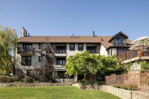 un immeuble d'appartements avec un escalier devant une cour dans l'établissement Wine Country Inn & Cottages Napa Valley, à Barro